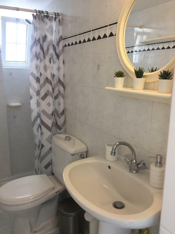 Modern Apartment In Paphos Town Centre Bagian luar foto