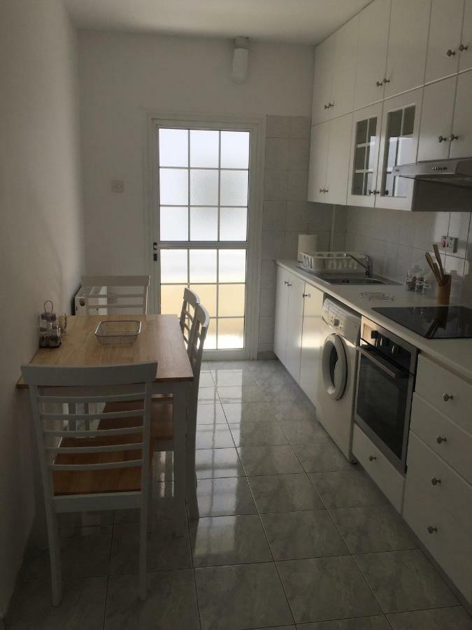 Modern Apartment In Paphos Town Centre Bagian luar foto